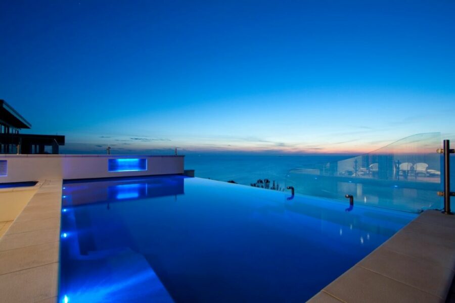 Compass-Pools-Australia_Cost-of-infinity-pools_Inifnity-pool-inspirations-X-Trainer-pool-with-a-spa